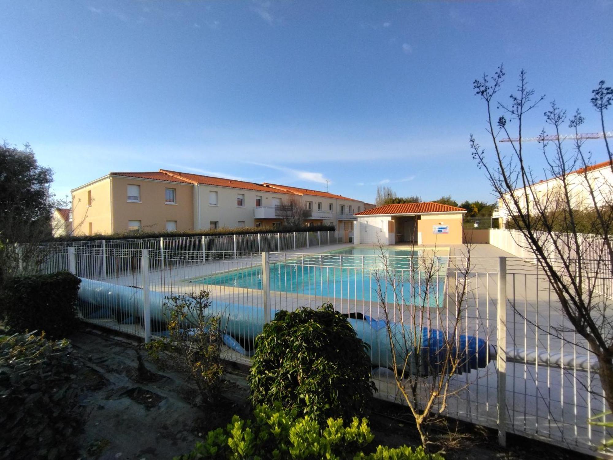 Appartement Dans Residence Au Calme Avec Piscine 莱萨布勒-多洛讷 外观 照片